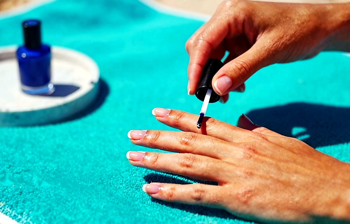 Manicure After the Sea: How to Restore a Neat Look to Your Nails Without a Heavy Layer