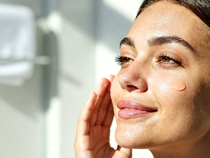 Sérum con vitamina C: cómo elegir un formato sin pegajosidad ni irritación